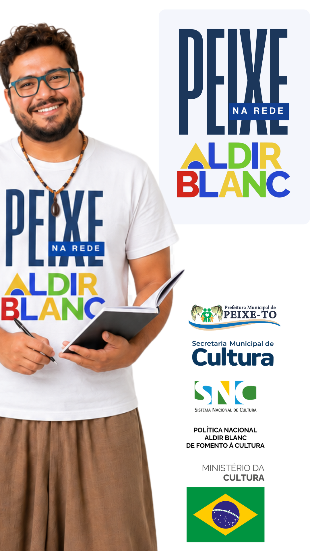 Homem pardo, de cabelos cacheados, barba curta e óculos azuis, sorri enquanto segura um caderno aberto e uma caneta. Veste camiseta branca com a identidade visual “Peixe na Rede – Aldir Blanc”. Ao lado, em fundo branco, aparece em destaque a marca “Peixe na Rede – Aldir Blanc”. Abaixo estão as marcas da Prefeitura Municipal de Peixe, Secretaria Municipal de Cultura, Sistema Nacional de Cultura, Política Nacional Aldir Blanc de Fomento à Cultura e Ministério da Cultura, acompanhadas da bandeira do Brasil.